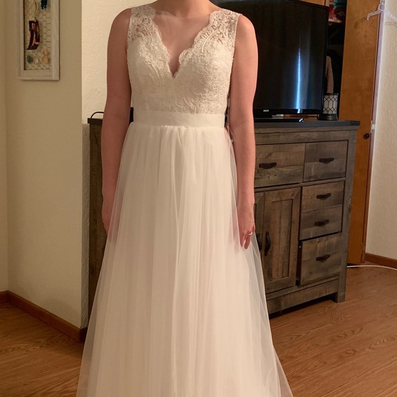 Wedding dress - Picture 1 of 5